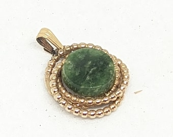 Pendentif en or avec pierre montée sur jade | 1/20 12K GF | Marqué | Collier | Vert et or |  24322