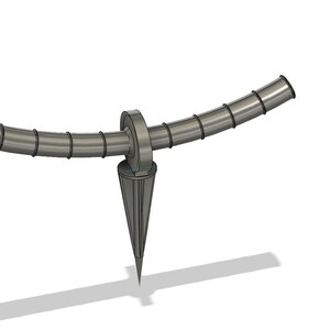 Könnte beinhalten: Ein metallischer, gebogener Gartenpfahl mit einem zentralen Ring und einer spitzen Basis. Der Pfahl hat eine Reihe horizontaler Rillen entlang seiner gebogenen Arme, die zur Unterstützung von Pflanzen oder anderen Gartenelementen dienen. Das Design ist modern und minimalistisch.
