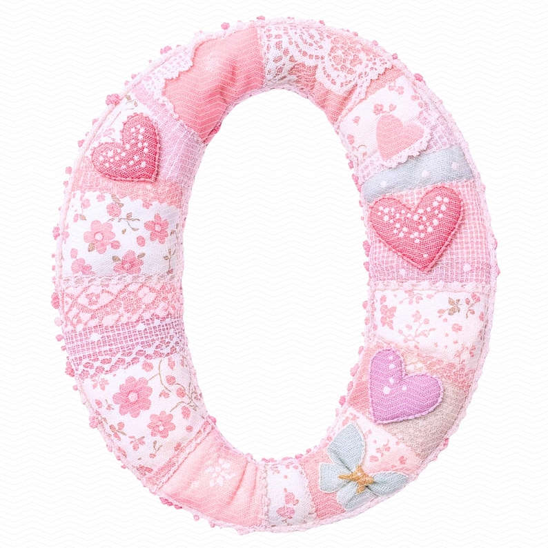 K&ouml;nnte beinhalten: Ein dekorativer, gepolsterter Buchstabe "O" in verschiedenen Rosat&ouml;nen, verziert mit Stoffflicken mit Blumenmustern, Spitze und herzf&ouml;rmigen Applikationen. Die R&auml;nder sind mit kleinen rosa Perlen besetzt. Ein handgefertigtes Dekorationsobjekt.