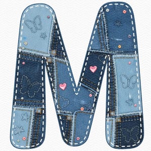 Könnte beinhalten: Ein Denim-Buchstabe "M" mit einem Patchwork-Design. Der Buchstabe besteht aus verschiedenen Denim-Patches in verschiedenen Blautönen, die mit weißem Faden zusammengenäht sind. Verziert mit Schmetterlings- und Sternapplikationen sowie rosa Herzakzenten. Dekorative Strasssteine sind ebenfalls vorhanden.