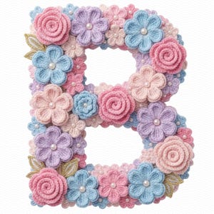 Könnte beinhalten: Ein handgefertigter Buchstabe "B" aus gehäkelten Blumen in Pastelltönen von Rosa, Blau und Lavendel. Die Blumen sind mit kleinen Perlen und goldfarbenen Blättern verziert, wodurch ein dekoratives Blumenmuster entsteht.