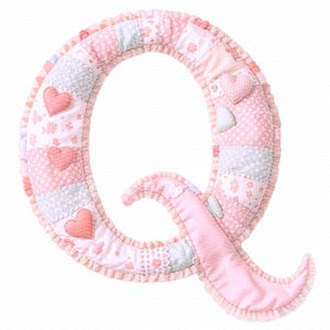 K&ouml;nnte beinhalten: Ein gro&szlig;er, dekorativer Buchstabe "Q" in einem Patchwork-Design. Der Buchstabe ist haupts&auml;chlich rosa mit verschiedenen Mustern, darunter Herzen und Blumendrucke. Er hat einen R&uuml;schenrand und ist wahrscheinlich aus Stoff gefertigt.