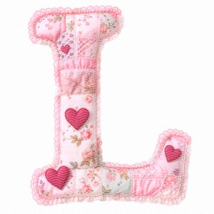 K&ouml;nnte beinhalten: Dekorativer Patchwork-Buchstabe "L" in Rosat&ouml;nen. Der Buchstabe ist mit drei gestickten roten Herzen und einer gewellten Spitzenborte verziert. Der Stoff weist florale Muster und Spitzendetails auf.