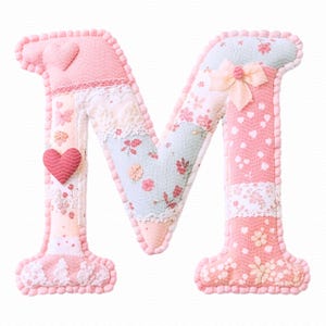 K&ouml;nnte beinhalten: Dekorativer Stoffbuchstabe "M" in Patchwork-Optik, in Rosa, Wei&szlig; und Hellblau. Verziert mit Spitze, Herzen und einer Schleife. Die Kanten sind mit einer rosa Perlenborte versehen. Ein charmanter, handgefertigter Artikel.