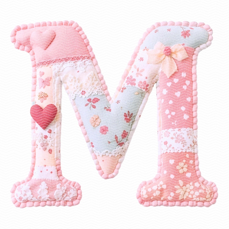 K&ouml;nnte beinhalten: Dekorativer Stoffbuchstabe "M" in Patchwork-Optik, in Rosa, Wei&szlig; und Hellblau. Verziert mit Spitze, Herzen und einer Schleife. Die Kanten sind mit einer rosa Perlenborte versehen. Ein charmanter, handgefertigter Artikel.