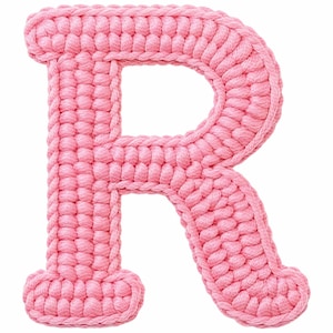 Peut inclure: Une lettre "R" rose, crochetée, sur fond blanc. La lettre est faite de fil épais, avec un aspect texturé. Les points de crochet sont visibles, créant un effet tridimensionnel. La lettre est d'un rose pastel doux.