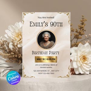 Könnte beinhalten: Eine cremefarbene Einladung zu Emilys 90. Geburtstag. Die Einladung zeigt ein Foto von Emily in einem goldgerahmten Kreis. Goldene Dekorationselemente und Text umfassen "You Are Invited!" und "Birthday Party". Datum und Uhrzeit werden in einer goldenen Box angezeigt.
