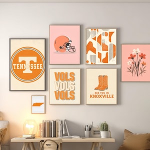 Könnte beinhalten: Eine Sammlung gerahmter Wandkunst mit Tennessee-Thema. Die Kunstwerke zeigen einen Football-Helm, das Wort "VOLS", Cowboy-Stiefel und ein kreisförmiges Design mit dem Wort "Tennessee". Die Farbpalette umfasst Orange, Weiß und Beige.