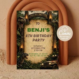 Könnte beinhalten: Eine digitale Einladung zu Benjis 4. Geburtstagsparty. Das Design zeigt ein Dinosaurier-Thema mit einem Jeep, Dinosauriern und dem Text "You're Invited". Enthält Datum, Uhrzeit, Ort und RSVP-Informationen.