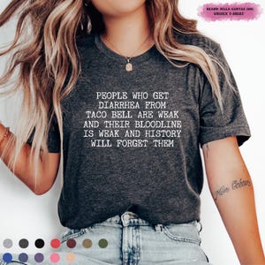 Puede incluir: Camiseta unisex gris oscuro con el texto "PEOPLE WHO GET DIARRHEA FROM TACO BELL ARE WEAK AND THEIR BLOODLINE IS WEAK AND HISTORY WILL FORGET THEM." La camiseta es una camiseta unisex Bella Canvas 3001.