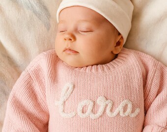 Personalisierter handbestickter Baby-Namenspullover, individuell gestrickt