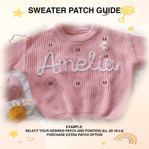 Può includere: Un maglione rosa chiaro con il nome "Amelia" in corsivo bianco. Il testo "SWEATER PATCH GUIDE" è in alto. L'immagine include esempi di posizionamento delle toppe e istruzioni per la selezione delle toppe desiderate.
