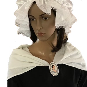 COLONIAL FOUNDING MOTHER Costume Accessory Kit. 6 Item Set. Mob Cap, Neckerchief, Apron, Stockings, Garter, Abigail Adams Brooch/Button. image 8