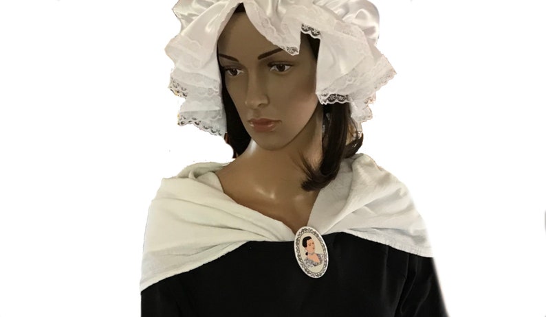 COLONIAL FOUNDING MOTHER Costume Accessory Kit. 6 Item Set. Mob Cap, Neckerchief, Apron, Stockings, Garter, Abigail Adams Brooch/Button. image 8