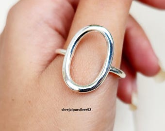 Anillo ovalado de plata esterlina hecho a mano, anillo para el pulgar con un diseño llamativo.