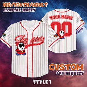 Könnte beinhalten: Weißes Baseball-Trikot mit roten Nadelstreifen, mit einer "Shy Guy"-Grafik und dem Text "Shy Guy" in roter Schrift. Auf der Rückseite stehen "YOUR NAME" und die Nummer "00" in Rot. Das Trikot ist mit "STYLE 1" gekennzeichnet und ist anpassbar.
