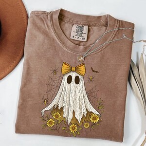 Comfort Color Cute Ghost Shirt, Floral Ghost Shirt, Halloween Ghost Sweatshirt, Spooky Season, Women Halloween Shirt, Halloween Party Shirt