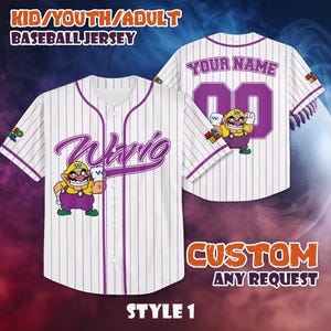 Puede incluir: Camiseta de béisbol blanca con rayas moradas, con un personaje de dibujos animados. La camiseta tiene la palabra "Wario" en escritura morada en la parte delantera y el texto "YOUR NAME" encima de un número en la parte trasera. La camiseta está etiquetada como "STYLE 1" y "CUSTOM ANY REQUEST".