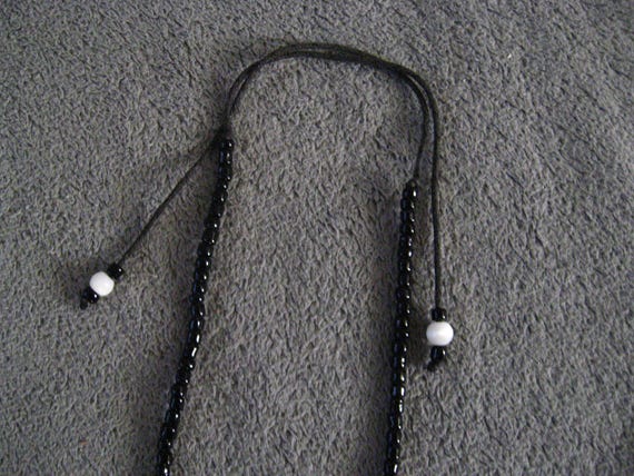 Groovy 1970's Shell & Bead String Choker Necklace - image 3