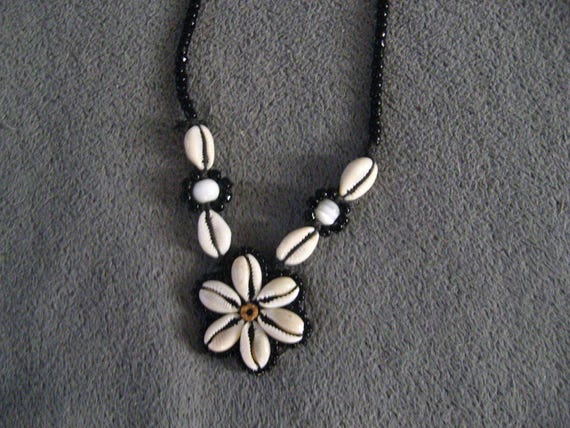 Groovy 1970's Shell & Bead String Choker Necklace - image 2