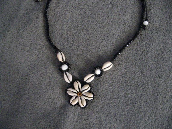 Groovy 1970's Shell & Bead String Choker Necklace - image 8