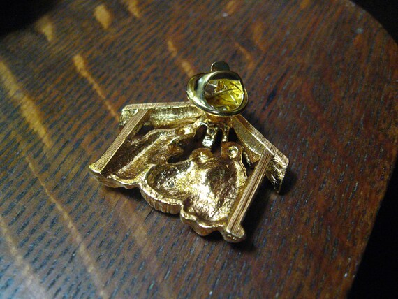 Nativity Scene Vintage Lapel Pin Brooch - image 3