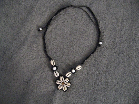 Groovy 1970's Shell & Bead String Choker Necklace - image 7