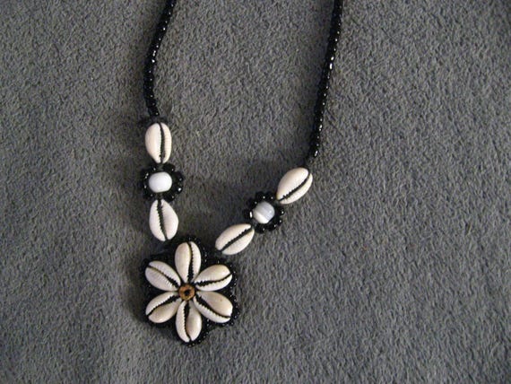 Groovy 1970's Shell & Bead String Choker Necklace - image 4