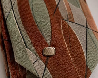 Spilla da bavero piccola in oro con fibbia in stile Art Deco moderno di metà secolo SWANK.