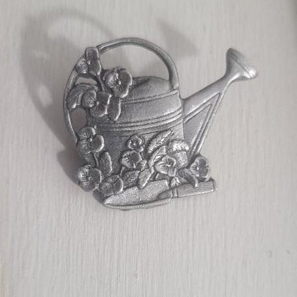 Broche de solapa vintage Birds Blooms Garden Watering Can 2000 - Peltre Gardner