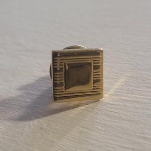 Halverwege de eeuw moderne kleine gouden vierkante stropdas reversspeld jaren 60 - geometrische lijnen