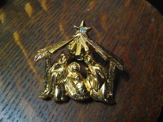 Nativity Scene Vintage Lapel Pin Brooch - image 4