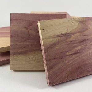 Bases para porta-copos em cedro vermelho oriental lixado – 8,8 cm x 8,8 cm x 1,9 cm – Madeira para gravação a laser | Pronto para Glowforge | Cedro Ozark cultivado em fazenda