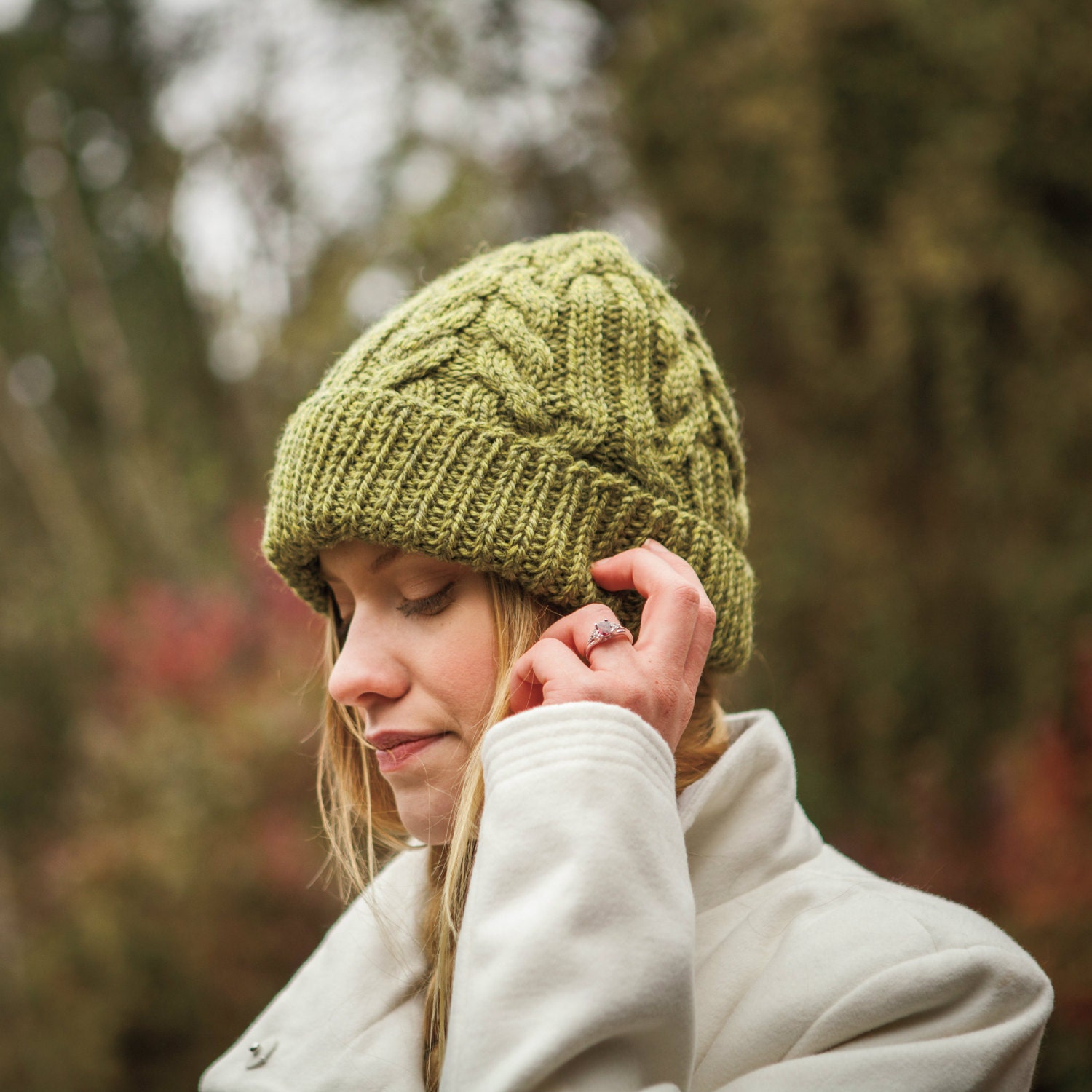 Hats knitting. Шапка Beanie hat. Шапка бини спицами. Шапка бини из толстой пряжи спицами. Шапка бини зимняя короткая.