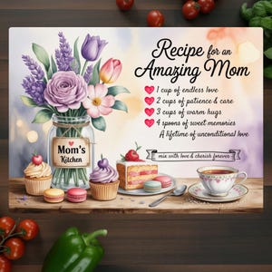Puede incluir: Un letrero de cocina decorativo con un arreglo floral, cupcakes y una taza de té. El letrero dice "Recipe for an Amazing Mom" con una lista de ingredientes. La paleta de colores incluye morado, rosa y blanco.