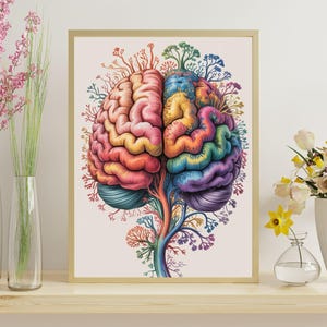 Puede incluir: Una impresión artística enmarcada que presenta una colorida ilustración de un cerebro humano. El cerebro está representado en tonos vibrantes de rosa, amarillo, azul y verde, con elementos en forma de árbol. La obra de arte se exhibe en una estantería de madera con jarrones de flores.