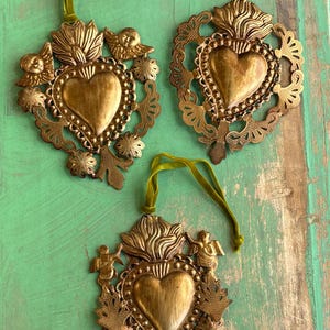 Adorno de hojalata dorado del Sagrado Corazón – Milagro mexicano – Decoración de pared – Diseño de ángel y flores – Decoración religiosa