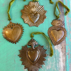 Mini adornos del Sagrado Corazón – Milagros de hojalata repujados a mano (4 variantes)