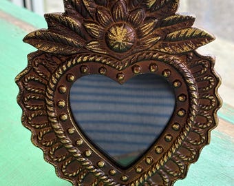 Sacred Heart Standing Frame – Gold Aluminum 5x7 Frame (Fits 3x3 Photo)