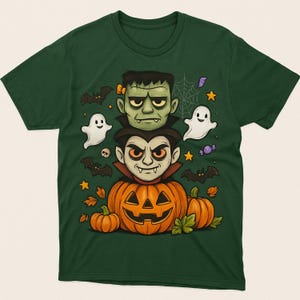 Puede incluir: Camiseta verde oscuro con un diseño de Halloween. El diseño incluye una calabaza tallada, un vampiro, el monstruo de Frankenstein, fantasmas, murciélagos y estrellas. La camiseta es de cuello redondo.