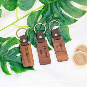 Engraved Walnut Wood Keychain – Custom Name Wooden Key Ring, Unique Gift for Parents, Couple Anniversary or Special Occasion