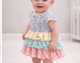 Conjunto de vestido de bebé hecho a mano en ganchillo con patucos a juego y lazos para el pelo con flores de ganchillo.