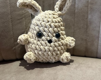 Conejito de peluche a crochet: juguete amigurumi hecho a mano, decoración infantil