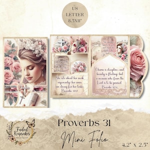Puede incluir: Un mini folio de estética vintage. El diseño presenta una mujer, rosas y texto bíblico de Proverbios 31. El folio mide 10,67 cm x 6,35 cm e incluye el texto "Proverbios 31 Mini Folio".