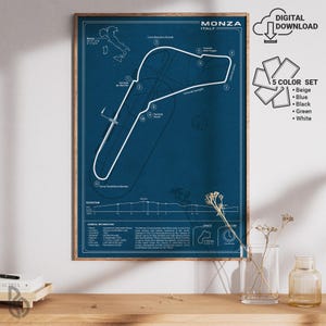 Puede incluir: Una impresión enmarcada del circuito de Monza, Italia, con un contorno blanco sobre un fondo azul oscuro. La impresión incluye texto y un mapa de Italia. Se anuncia una opción de descarga digital.