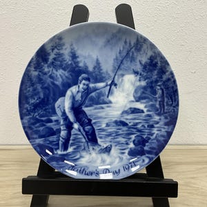 Royal Blue Winter China Father&#39;s Day 1971 Plate, made in W. Germany 7 5/8 in