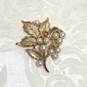 Vintage Crown Trifari Faux Pearl Brooch: Gold-tone Leaf  display picture 2