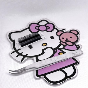 Op de afbeelding: Een witte keramische mok met een zwart handvat en de tekst "But First, Coffee" in een zwarte, handgeschreven lettertype. De mok is waarschijnlijk 325-444 ml groot, perfect voor een ochtenddrankje.