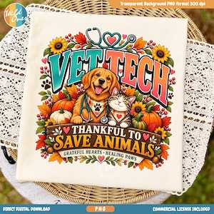 Puede incluir: Un diseño de camiseta blanca con un golden retriever y un gato atigrado con pañuelos, rodeados de calabazas, girasoles y hojas de otoño. El texto dice VET TECH THANKFUL TO SAVE ANIMALS GRATEFUL HEARTS HEALING PAWS.