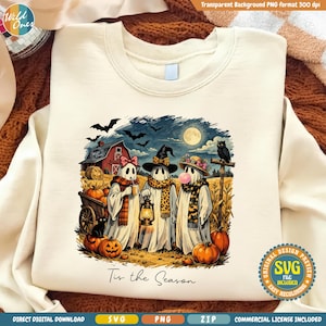 Könnte beinhalten: Ein cremefarbenes Sweatshirt mit einer Grafik von drei Geistern auf einem Feld mit einer roten Scheune, Kürbissen, Fledermäusen und einem Vollmond. Die Geister tragen Schals und Hüte, einer hält eine Laterne und ein anderer bläst eine Kaugummiblase. Der Text lautet Tis the Season.
